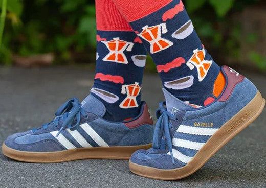 bunte socken und turnschuhe 