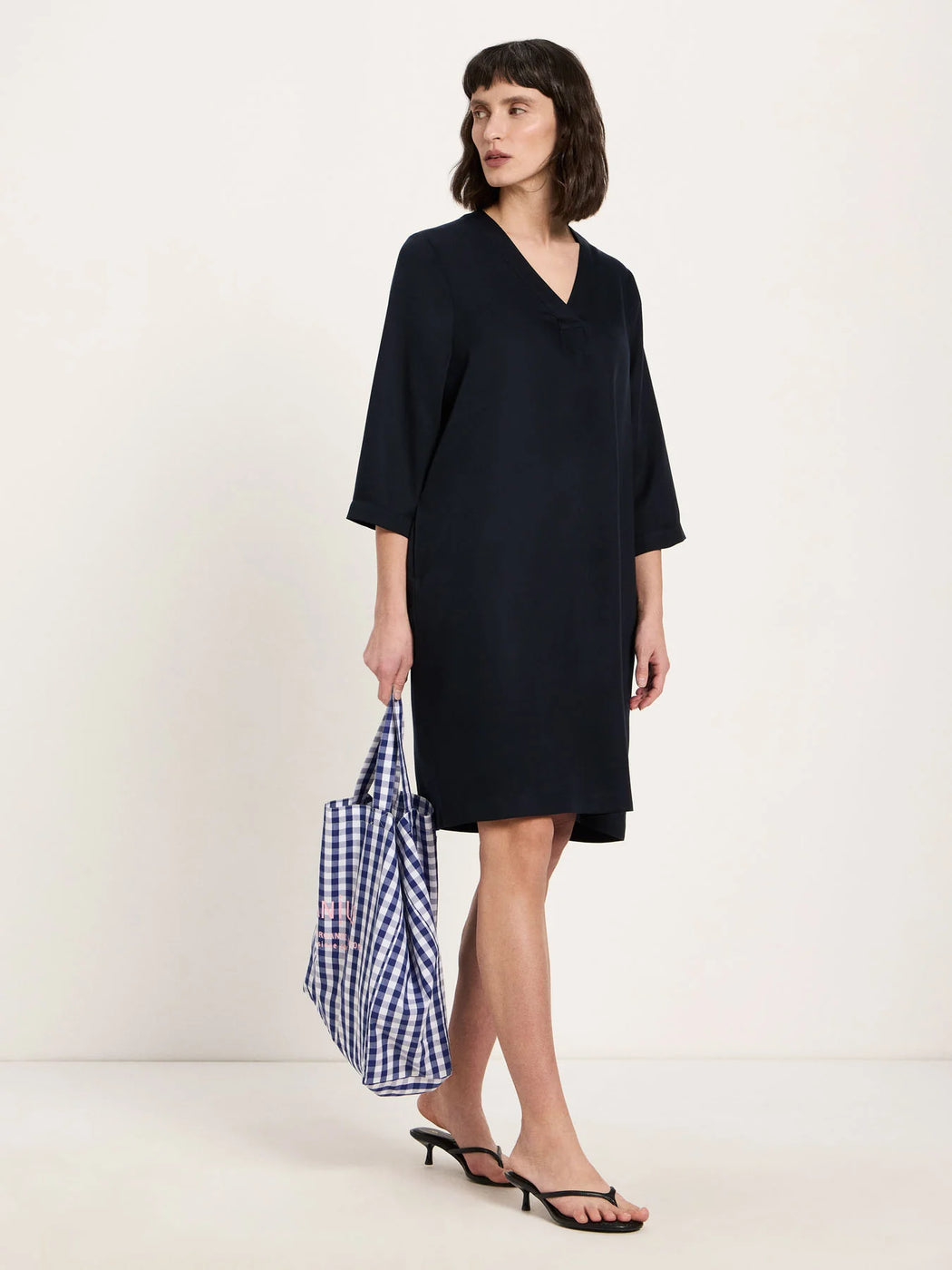 Kleid mit V-Ausschnitt aus TENCEL™-LANIUS-Kleider & Röcke-ROTATION BOUTIQUE BERLIN